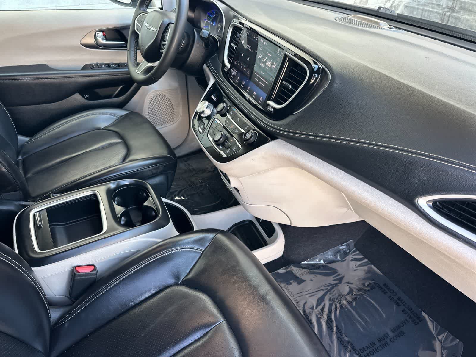 Used 2023 Chrysler Pacifica Touring-L FWD image 18