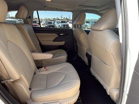 Certified 2023 Toyota Highlander XLE image 28