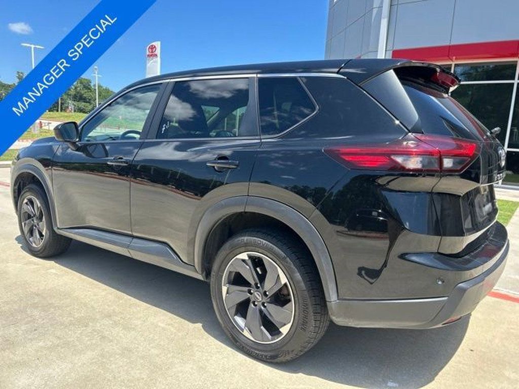 Used 2024 Nissan Rogue SV AWD/4WD image 5
