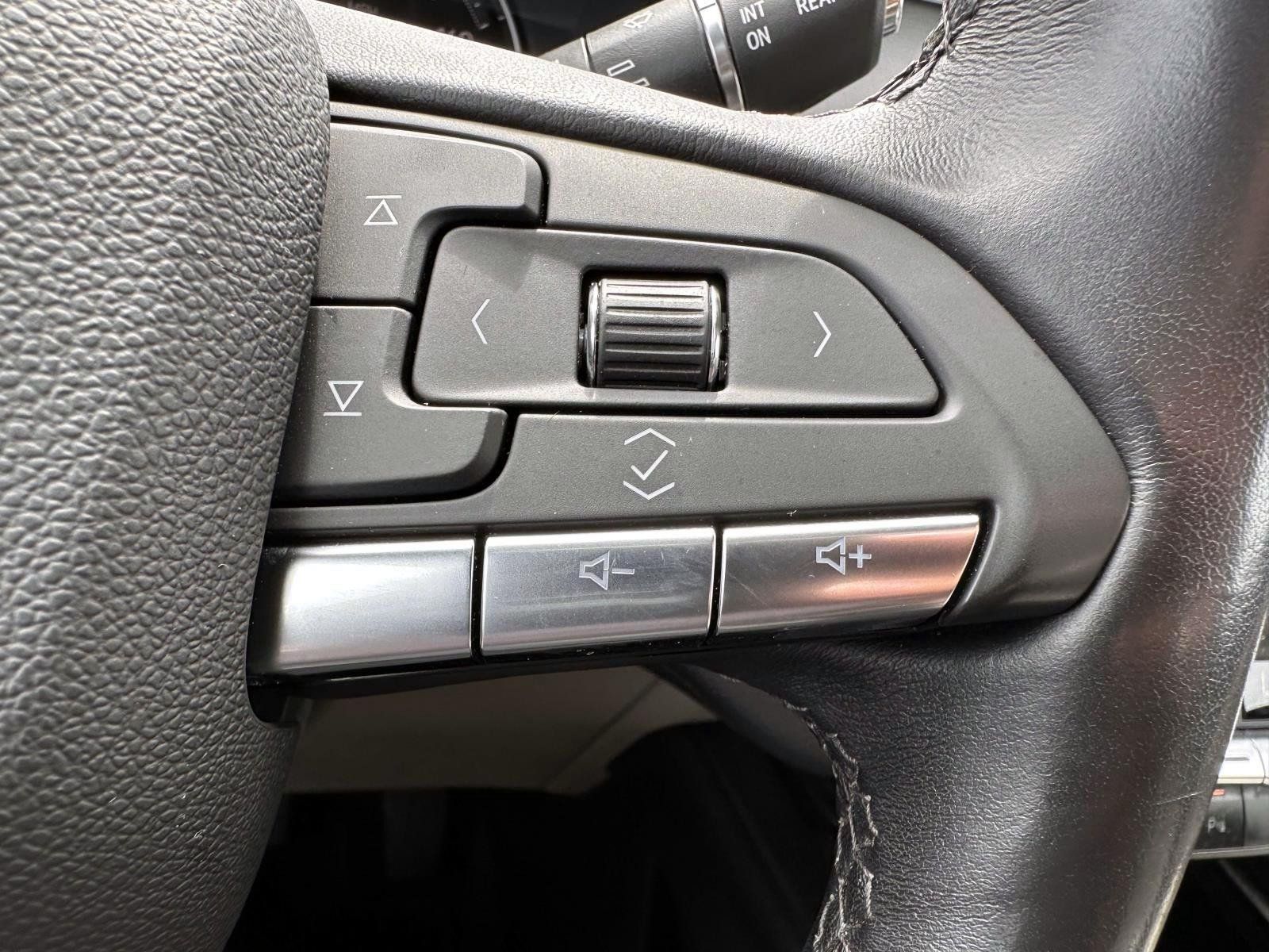 Used 2022 Cadillac XT4 Luxury w/ Cold Weather Package AWD/4WD image 17