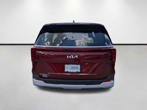 Used 2025 Kia Carnival FWD image 5
