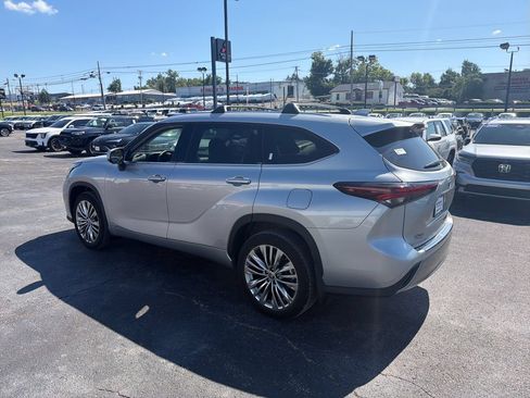 Used 2024 Toyota Highlander Platinum AWD/4WD image 3