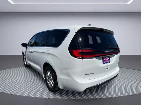Used 2024 Chrysler Pacifica Touring-L FWD image 4