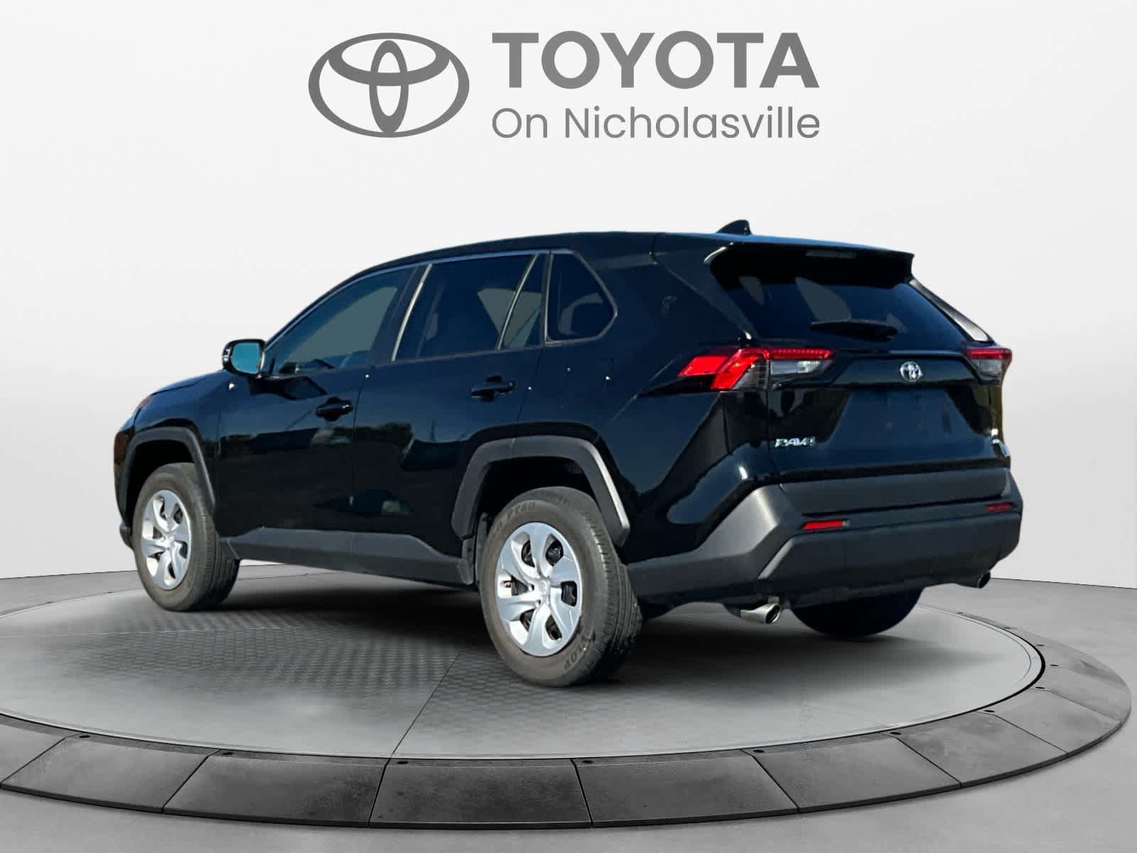 Used 2024 Toyota RAV4 LE AWD/4WD image 3