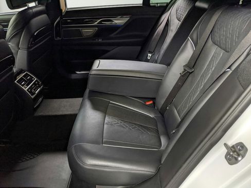 Used 2022 BMW 750i xDrive w/ Executive Package image 27