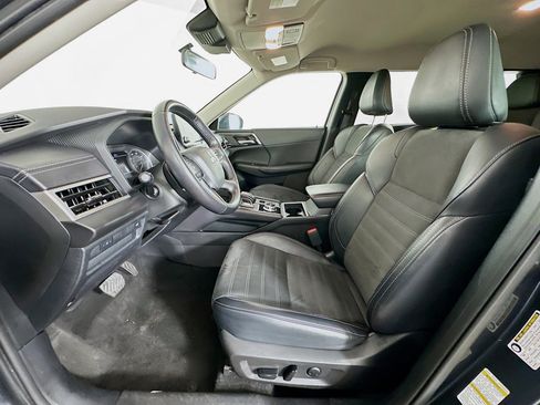 Used 2024 Mitsubishi Outlander SE image 12