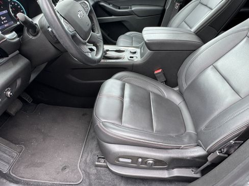 Used 2023 Chevrolet Traverse RS AWD/4WD image 9