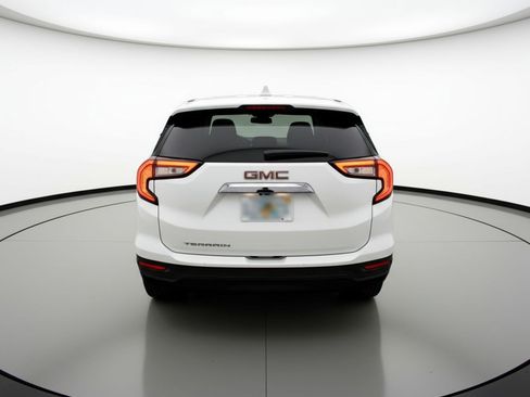 Used 2024 GMC Terrain SLE image 7