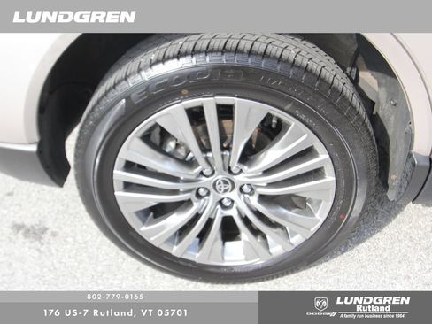 Used 2024 Toyota Venza Limited AWD/4WD image 19
