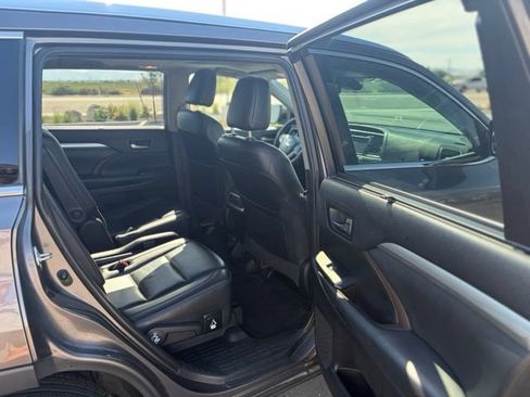 Used 2019 Toyota Highlander XLE AWD/4WD image 15