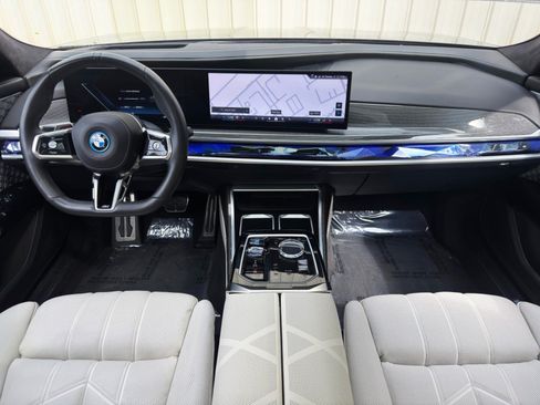 Used 2023 BMW i7 xDrive60 w/ Executive Package 2 AWD/4WD image 12