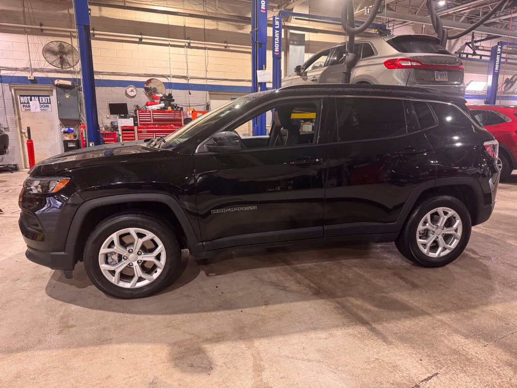 Used 2024 Jeep Compass Latitude AWD/4WD image 2