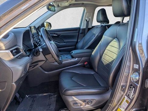 Used 2021 Toyota Highlander XLE image 14