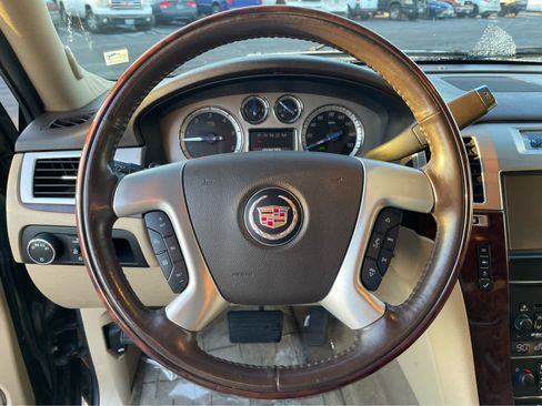 Used 2014 Cadillac Escalade Premium image 17