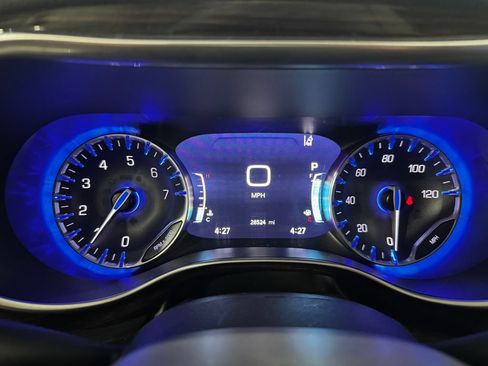 Used 2024 Chrysler Pacifica Limited FWD image 8