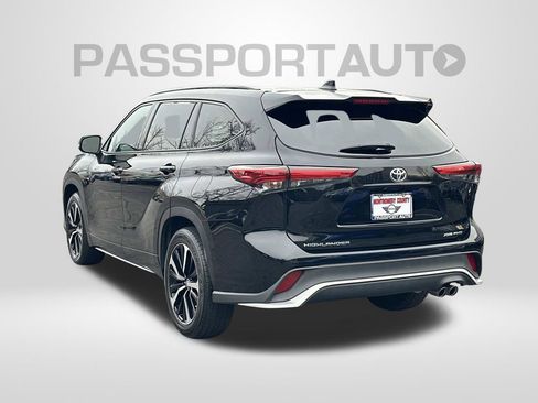 Used 2022 Toyota Highlander XSE image 2