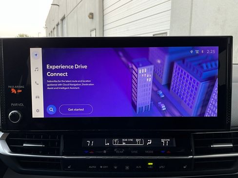 Used 2025 Toyota Sienna XLE image 32