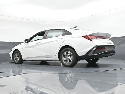 Used 2024 Hyundai Elantra SE image 24