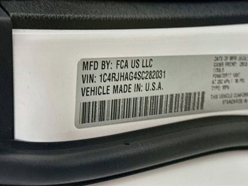 Used 2025 Jeep Grand Cherokee Laredo w/ MOPAR Finishing Package AWD/4WD image 33