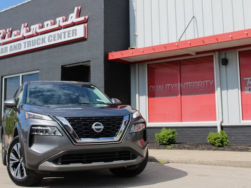 Used 2023 Nissan Rogue SV FWD image 2