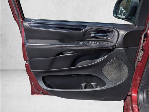 Used 2018 Dodge Grand Caravan SE FWD image 20