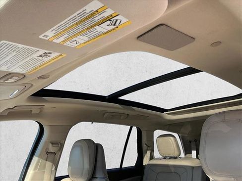 Used 2020 Lincoln Aviator Reserve w/ Equipment Group 202A image 10