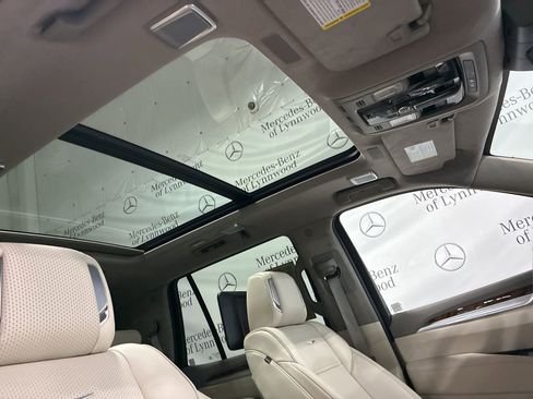 Used 2025 Cadillac Escalade Sport Platinum w/ LPO, ONYX Package image 32