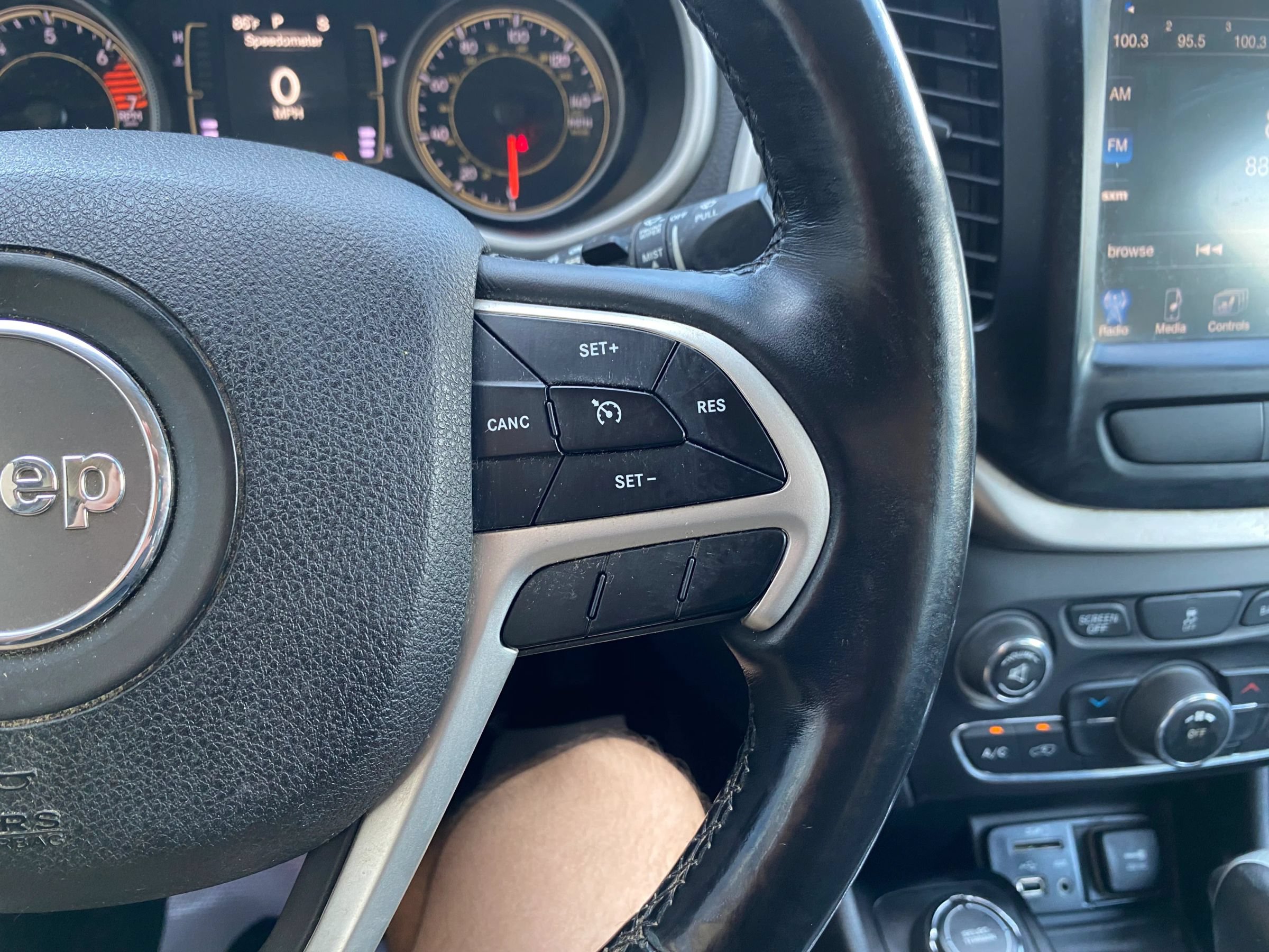 Used 2018 Jeep Cherokee Latitude Plus w/ Cold Weather Group AWD/4WD image 15