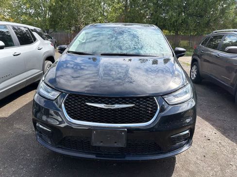 Used 2024 Chrysler Pacifica Limited FWD image 2