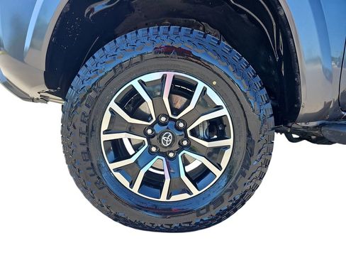 Used 2022 Toyota Tacoma TRD Sport w/ TRD Premium Sport Package AWD/4WD image 31