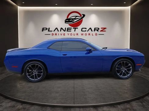 Used 2019 Dodge Challenger SXT w/ Blacktop Package RWD image 6