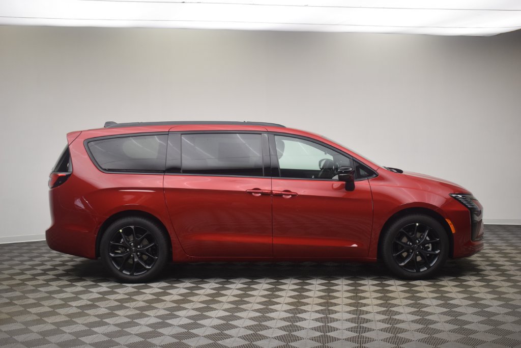 New 2027 Chrysler Pacifica Select FWD image 3