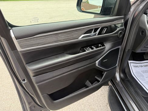 Used 2022 Jeep Wagoneer Series III w/ Convenience Group I AWD/4WD image 9