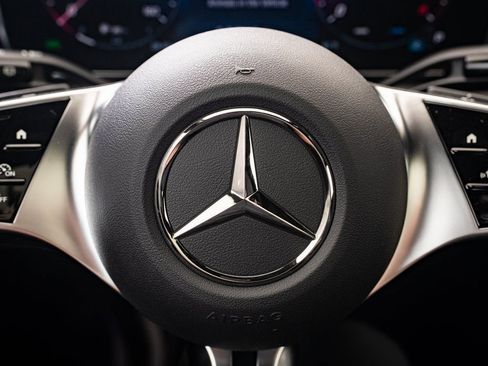Used 2025 Mercedes-Benz GLC 300 4MATIC image 28
