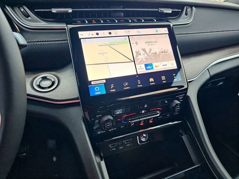 New 2025 Jeep Grand Cherokee Limited image 22