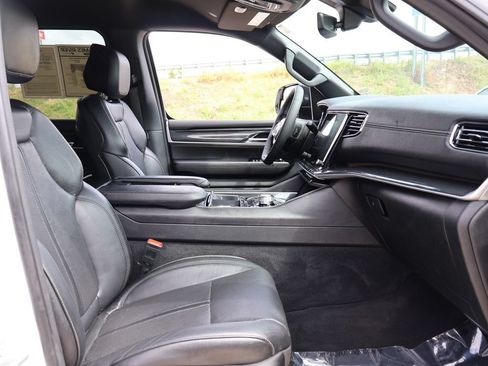 Used 2023 Jeep Wagoneer 4WD image 8