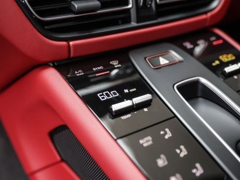 Certified 2025 Porsche Macan image 2