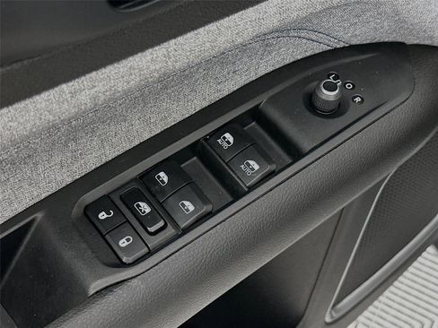 Used 2024 Jeep Compass Latitude AWD/4WD image 19