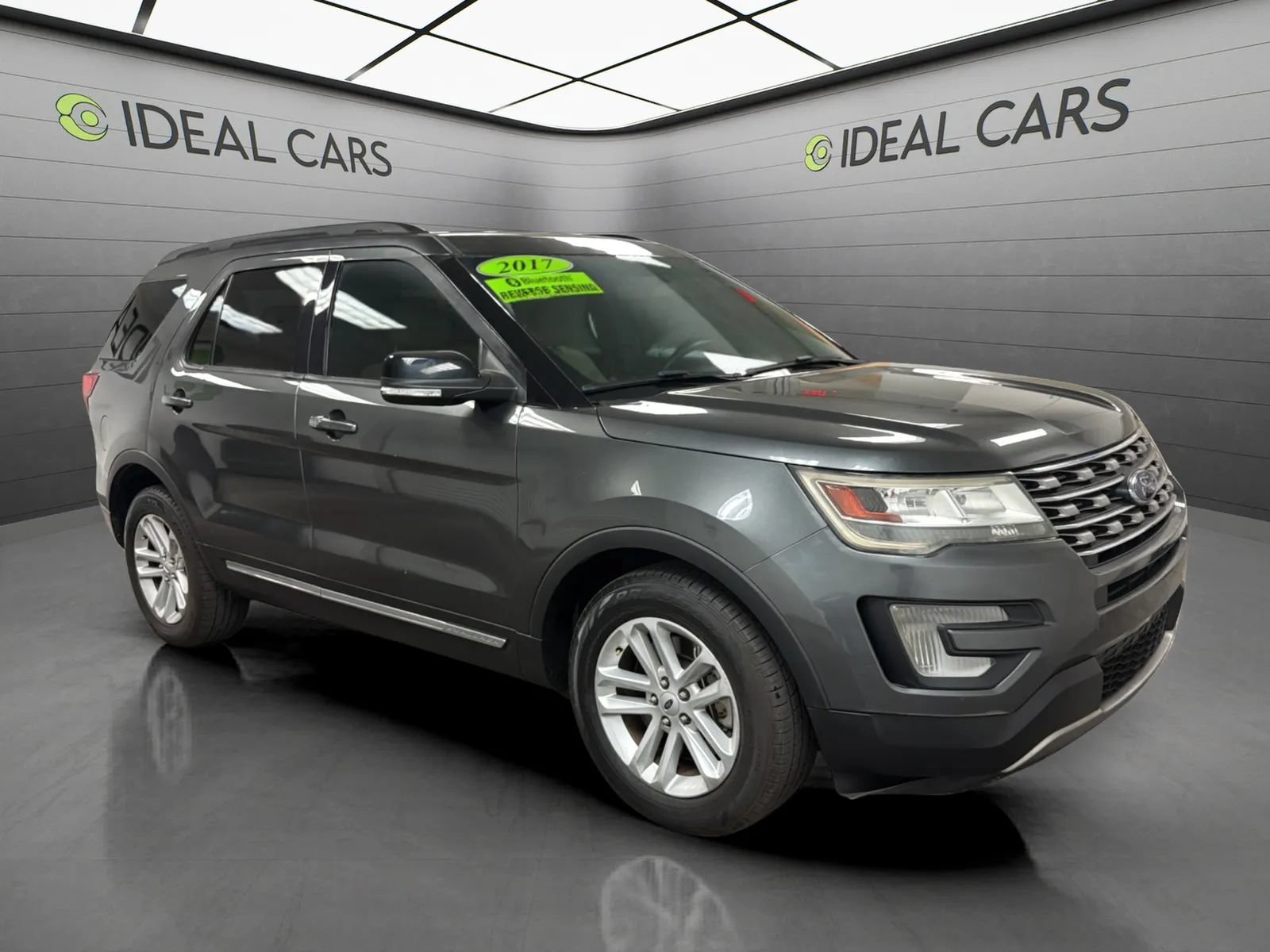 Used 2017 Ford Explorer XLT w/ Equipment Group 201A FWD image 3