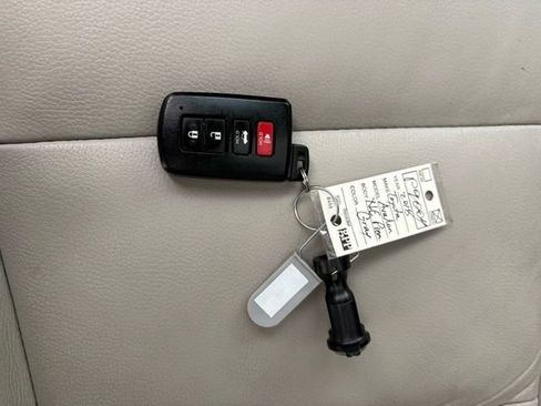 Used 2018 Toyota Avalon XLE Premium image 6