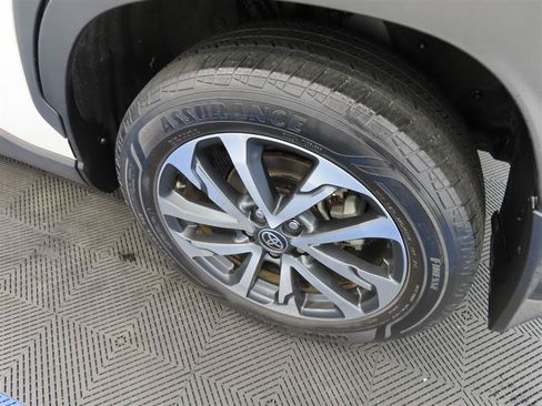 Used 2022 Toyota Corolla Cross XLE FWD image 7