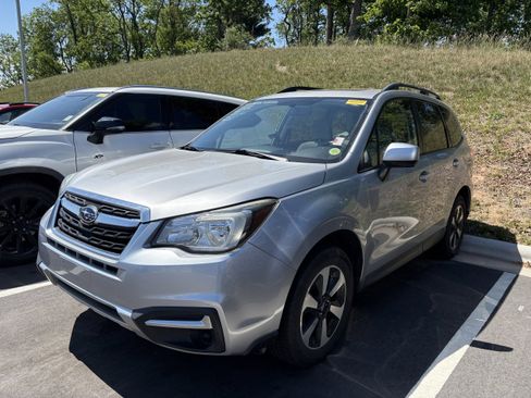 Used 2017 Subaru Forester 2.5i Premium AWD/4WD image 3