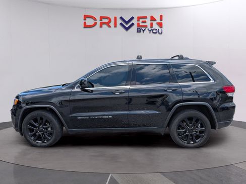 Used 2022 Jeep Grand Cherokee Laredo RWD image 2