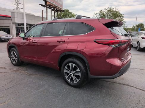 Used 2023 Toyota Highlander XLE AWD/4WD image 3