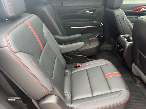 Used 2025 Chevrolet Traverse RS FWD image 39