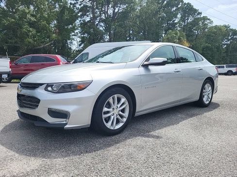 Used 2017 Chevrolet Malibu LT FWD image 4