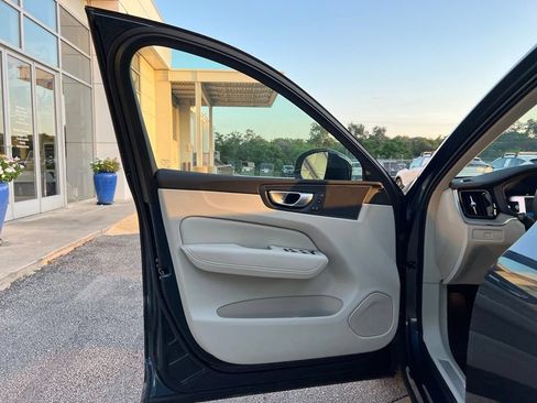 Certified 2024 Volvo XC60 B5 Plus AWD/4WD image 10
