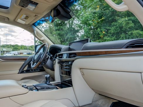 Used 2020 Lexus LX 570 4WD w/ Luxury Package image 32