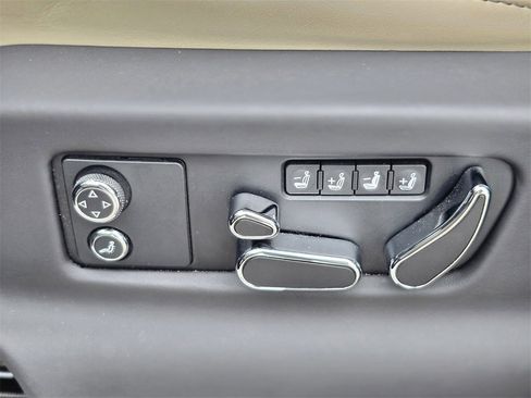 Used 2023 Bentley Bentayga Extended Wheelbase image 31