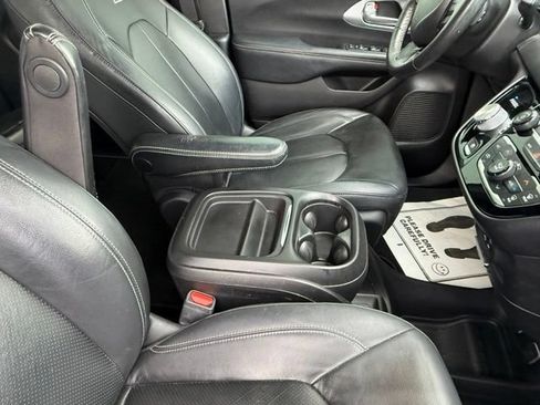 Used 2020 Chrysler Pacifica Touring-L w/ S Appearance Package FWD image 19